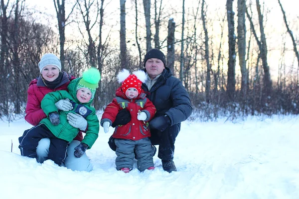 Jonge familie met kinderen in de winter — Stockfoto