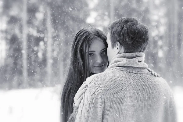 Μια αγάπη ζευγάρι σε ένα χειμερινό περίπατο. Άνδρας και γυναίκα σε μια ημερομηνία με το — Φωτογραφία Αρχείου