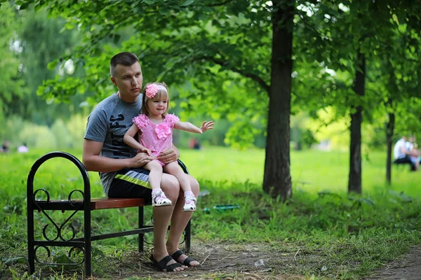 Mutter mit zwei Töchtern Zwillinge — Stockfoto