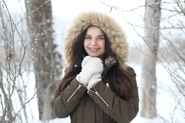 Menina bonita em um belo parque de inverno — Fotografia de Stock