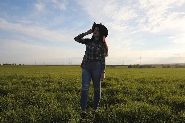 Seorang gadis melakukan perjalanan musim panas di negara ini — Stok Foto