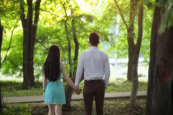 Jeune couple à la première date — Photo