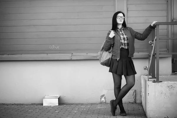 Uma jovem hipster está montando um skate. Meninas namoradas f — Fotografia de Stock