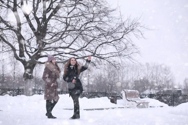 Ragazza in un parco invernale in nevicata — Foto Stock