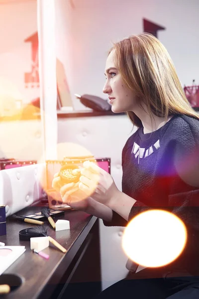 Uma jovem faz maquiagem em um salão de beleza. A menina na frente o — Fotografia de Stock