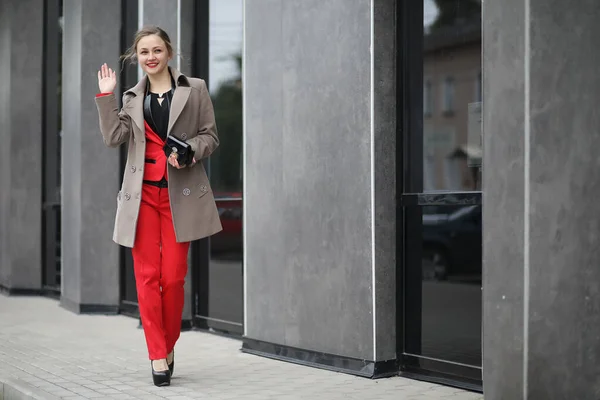 Femme d'affaires mignonne en plein air — Photo