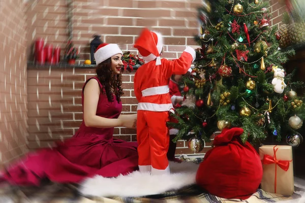 Papai Noel casal com gêmeos — Fotografia de Stock