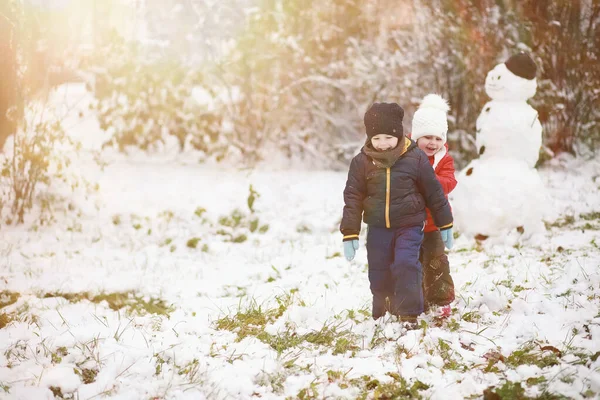 Copii Drăguți Haine Calde Jucându Parc Iarnă — Fotografie, imagine de stoc