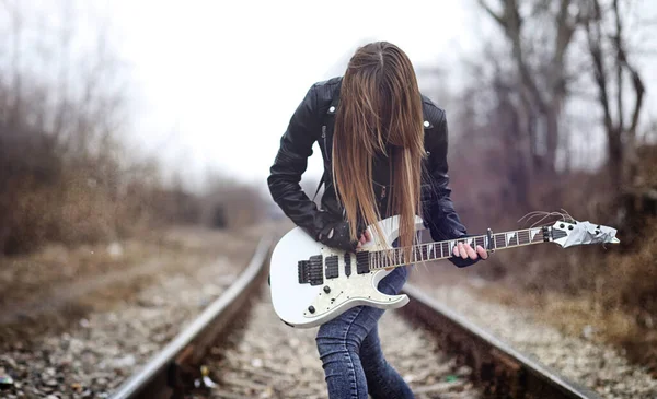 Bela menina roqueiro com guitarra elétrica. Uma música de rock — Fotografia de Stock