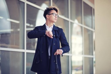 Sonbahar yağmurlu hava ve bir şemsiye ile genç bir adam