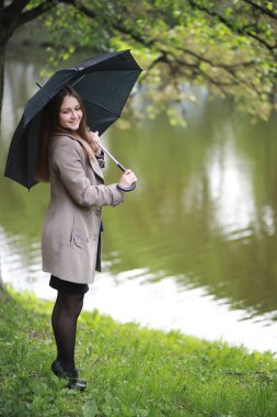 Bir ceket bir bahar parkta genç kız