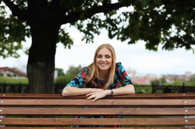 Bir şemsiye ile sokakta kız