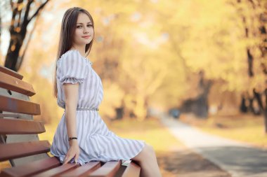 Bir yürüyüş ve sonbaharında genç kız 