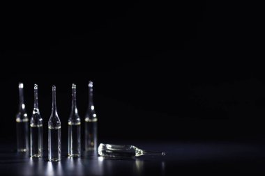 Tıbbi ilaç ampulleri. Enjeksiyon için ilaçlar.