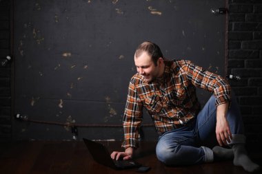 Koruyucu bir kask içinde erkek mimar Oluşturucu