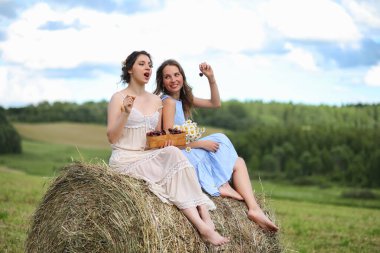 Elbiseler yaz alanında iki kız