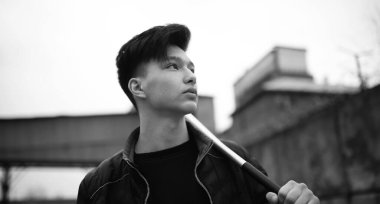 Asya genç adam açık havada poz siyah beyaz fotoğraf