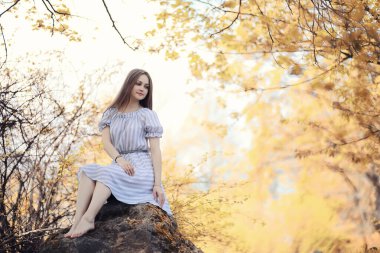 Bir yürüyüş ve sonbaharında genç kız 