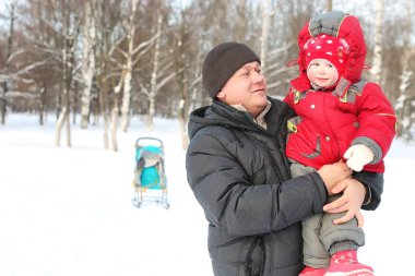 Kışın çocuklu genç bir aile