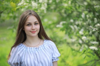 Bir kız bir bahar yeşil park