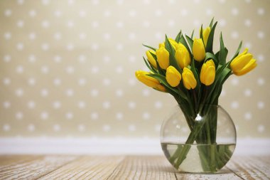 Bir buket yerdeki bir vazoda Sarı laleler. Bir w için bir hediye