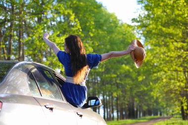 Akşam kırsalında kız