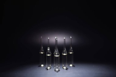 Tıbbi ilaç ampulleri. Enjeksiyon için ilaçlar.