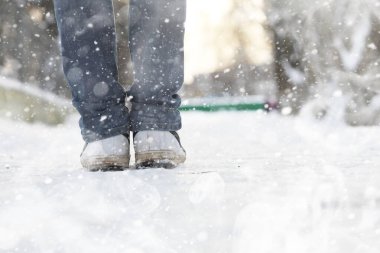Karlı kış gününde bir adam şehirde yürüyor..