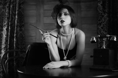 Güzel 1930'larda kız tek renkli dumanlar