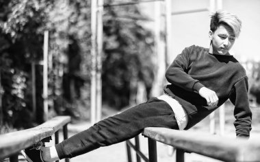 Spor giyimli bir adam açık havada tek renkli fotoğraf çalıştırın