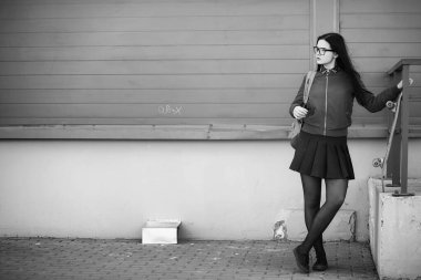 Genç hippi kız bir kaykay sürme. Kızlar kız f