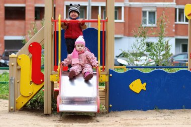 Çocuklar oyun bahçesinde oynuyorlar.