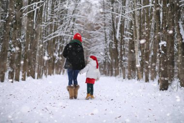 Bir kış masal, genç bir anne ve kızı bir kızak sürmek