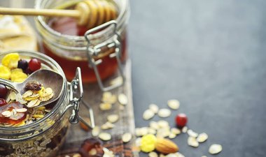 Sağlıklı kahvaltı. Süt lügatli tahıllardan Müsli.