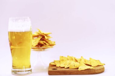 Kitaplar vintage ve light bira kupa yığını