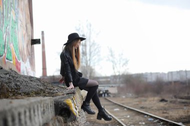 Şehrin içinde bir deri yelek sokak aşağı bir kız yürüyor bir 