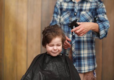 Küçük bir çocuk kuaförparlak duygular kesilmiş 