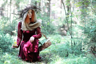 Kızıl saçlı cadı bir ritüel bir kristal top ile tutar