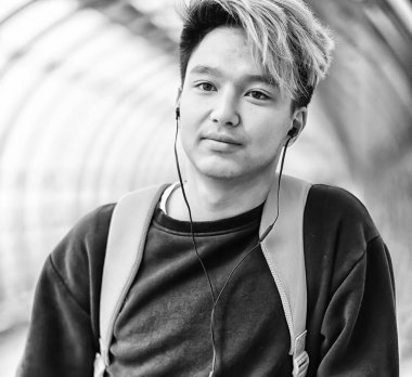 Spor giyimli bir adam açık havada tek renkli fotoğraf çalıştırın