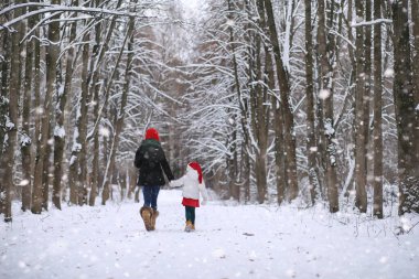 Bir kış masal, genç bir anne ve kızı bir kızak sürmek