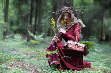 Falcı bir ayin düzenler.