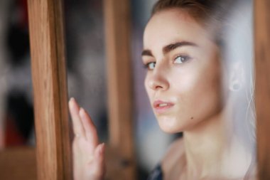 Islak saçlı güzel bir genç kız