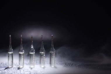 Tıbbi ilaç ampulleri. Enjeksiyon için ilaçlar.