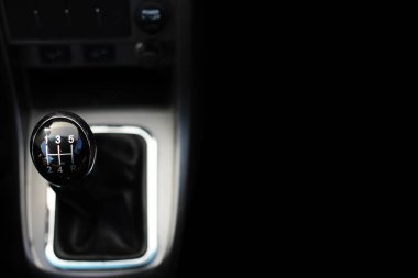 Dişli kolu. Manuel Şanzıman. Bir arabada vites vites üzerinde el