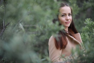 Yeşil parktaki genç kız