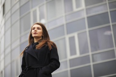 İş merkezinde paltolu güzel kız 