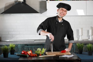 Adam yemek hazırlanıyor gıda sebze mutfak at