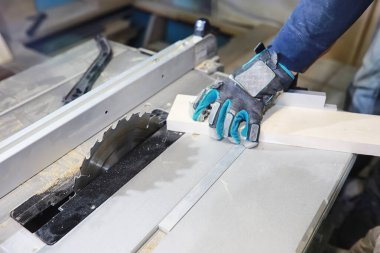 Araçları ve süreç içinde elektrikli testere ile atölye çalışması