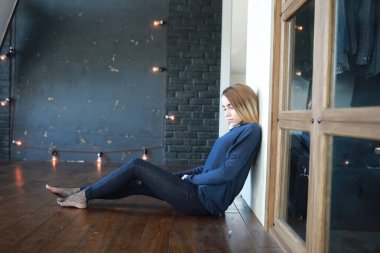 Genç kız evde rahatlatıcı