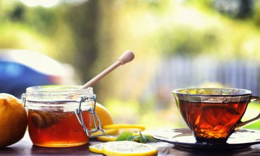 Çay limon ve nane doğada. Bir fincan sıcak nane çayı ile le